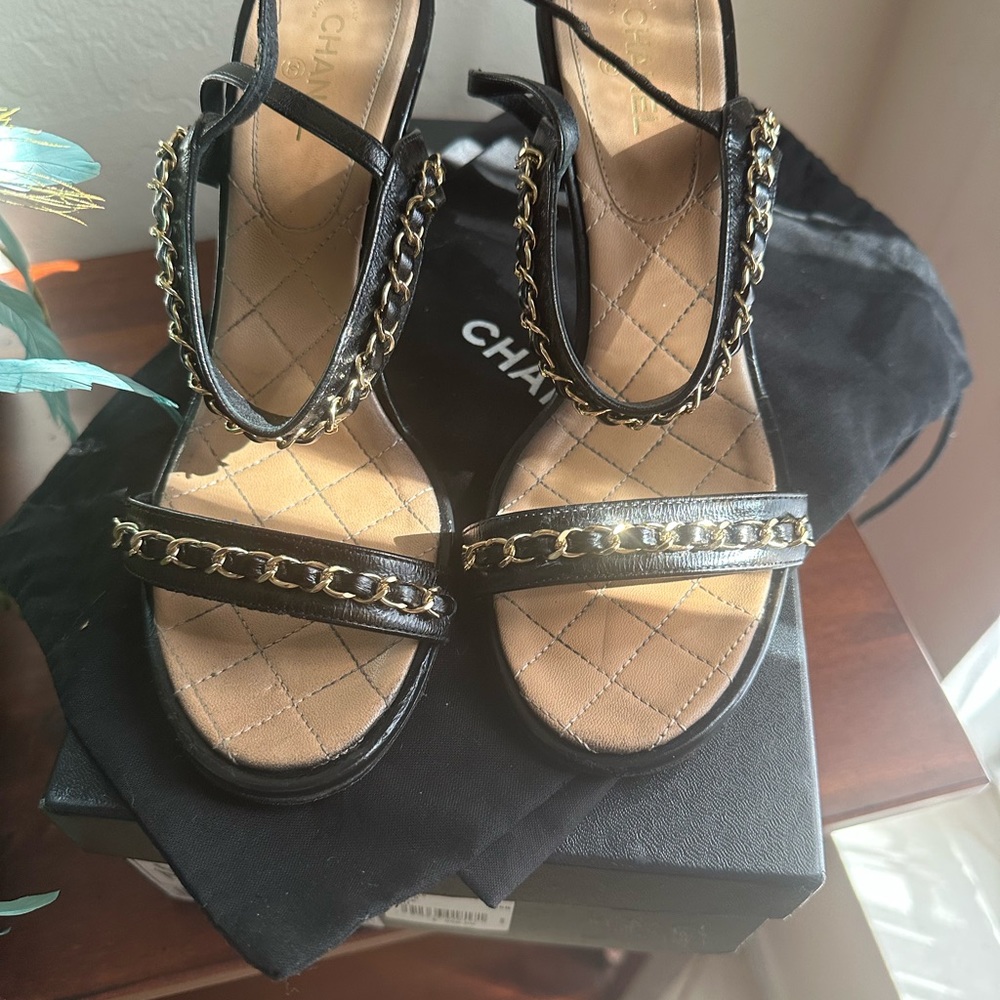 Chanel Crumpled Calfskin Chic Black Gold Chain Link CC Sandals Patent Leather